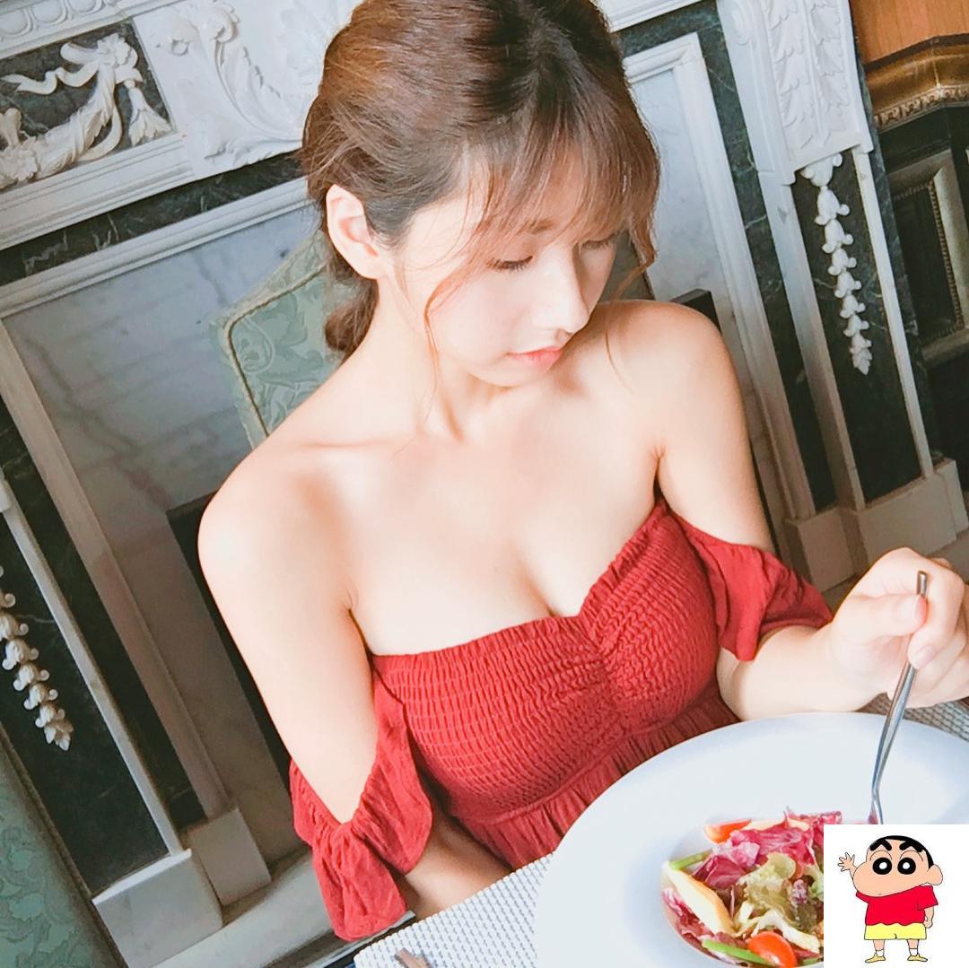 窈窕正妹王愉欣外表优雅、曲线好兇，傲人雪乳也好辣！